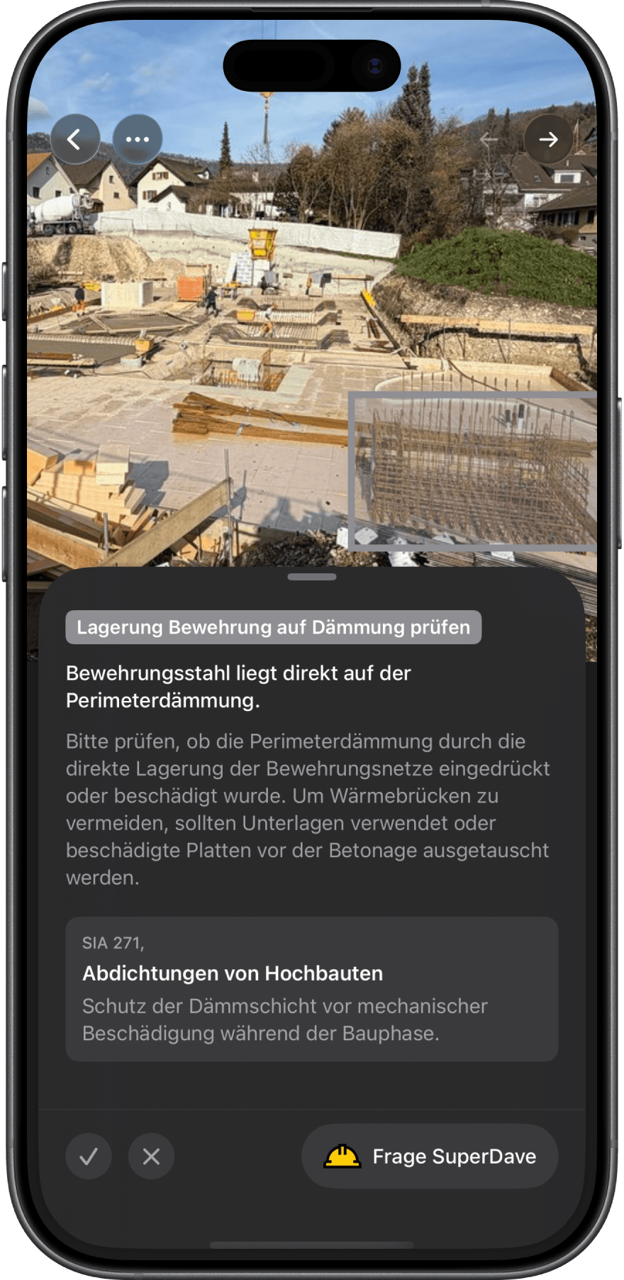 SuperDave App auf einem iPhone: Baustellenfoto mit erkanntem Mangel an einer Perimeterdämmung und Verweis auf SIA 271